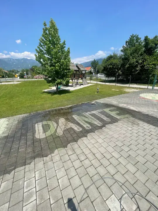Napis DANTE izpisan z visokotlačnim čistilcem – Dante Servis